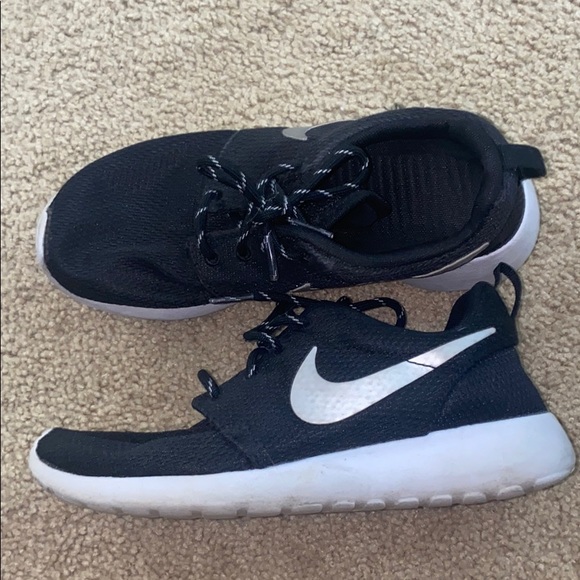 Black nike running shoes - Picture 1 of 3